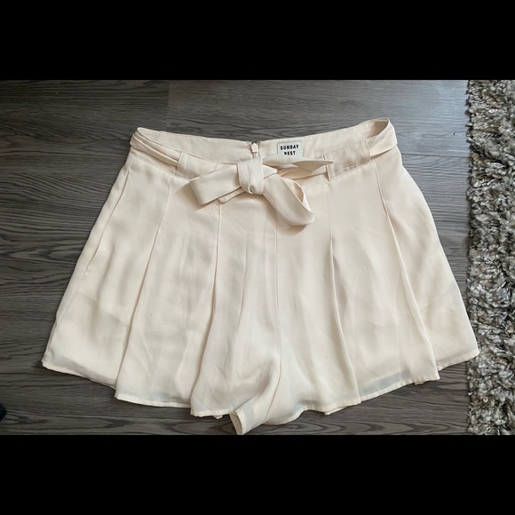 New Sunday Best Aritizia Westley Short (size 8) - Picture 4 of 4